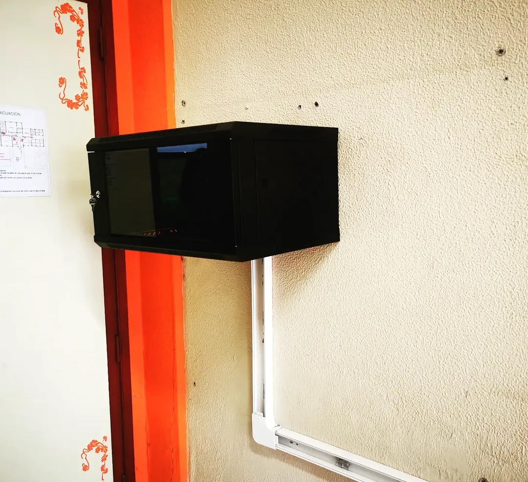 Instalación de armario rack de red