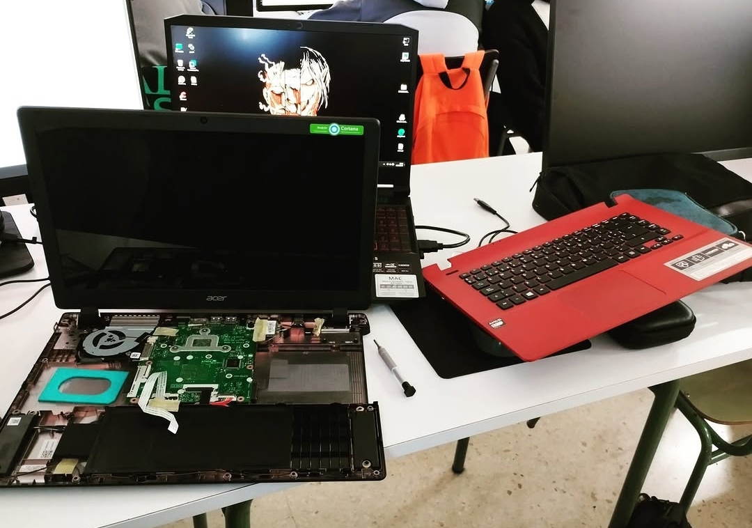 Reparación de portátil — desmontaje de teclado y disco duro
