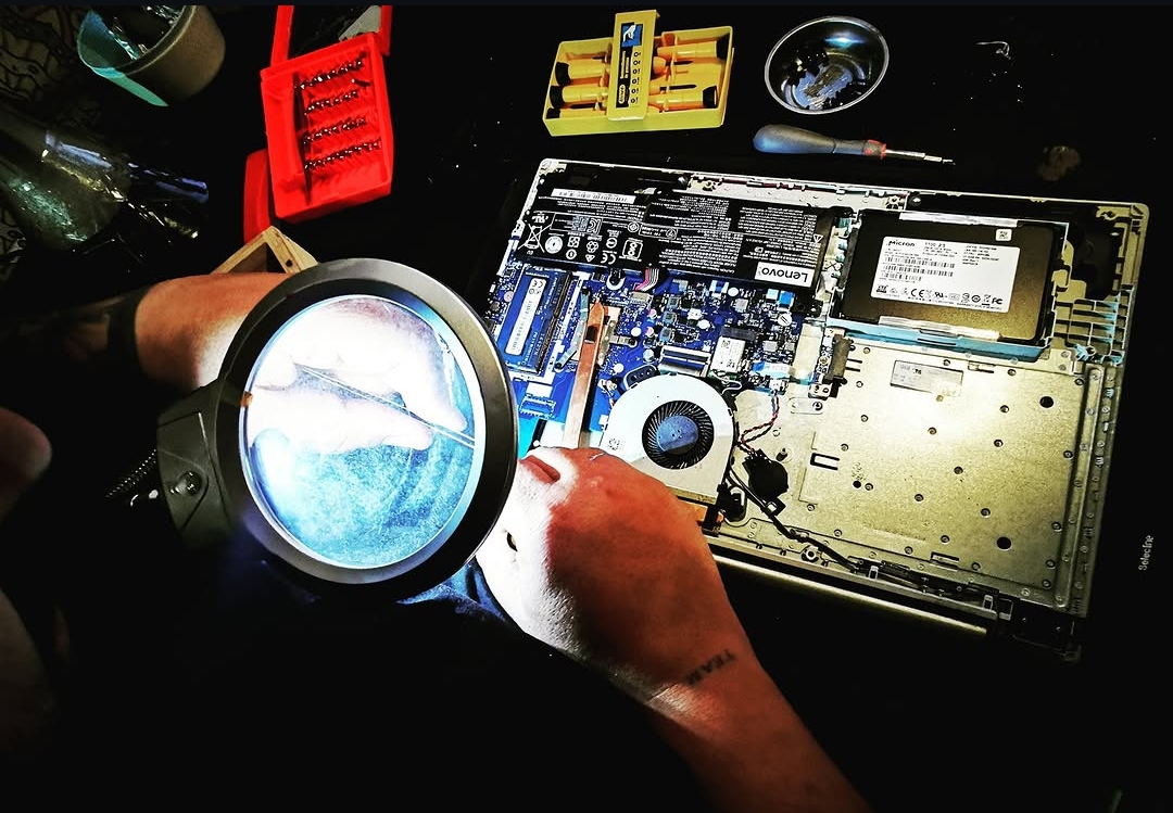 Diagnóstico de placa base con lupa de precisión